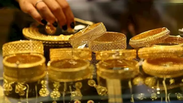 من القمة إلى الهبوط.. كيف خسر الذهب 1000 دولار في أسابيع؟
